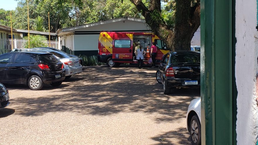 Menina é socorrida após sofrer queda no Colégio Castelo Branco