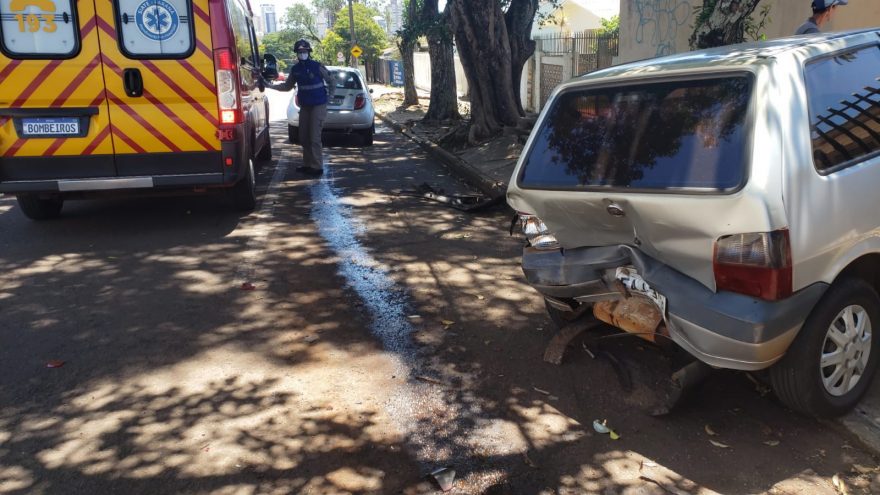 Motorista de Ford Ka fica ferida após bater em traseira de Uno