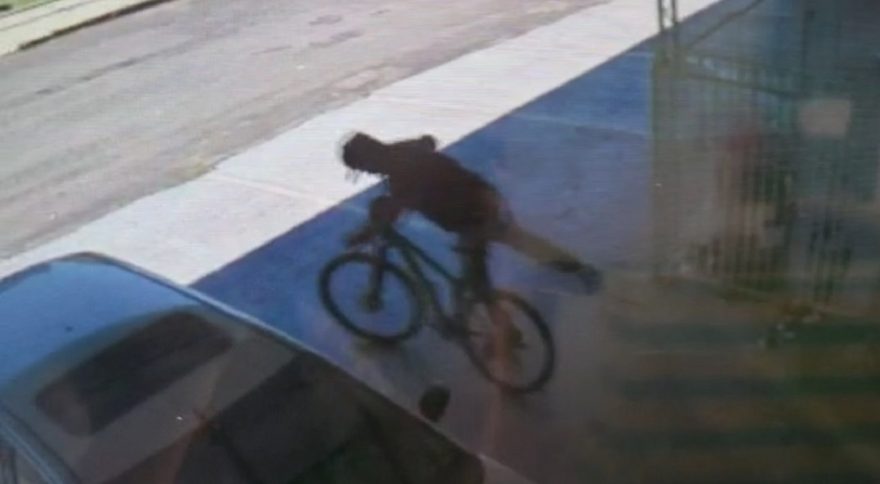 Ladrão é flagrado furtando bicicleta no Maria Luiza
