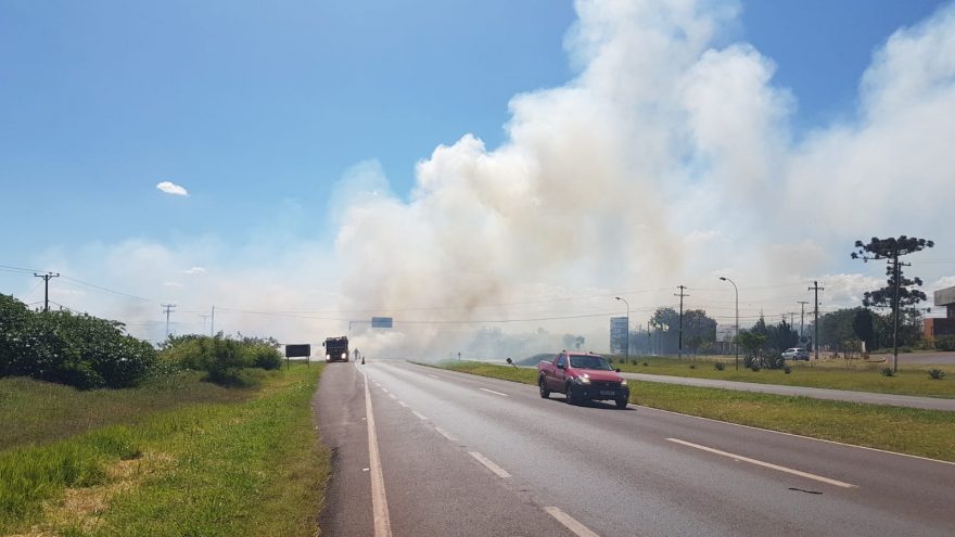 Incêndio em vegetação deixa rodovia 467 tomada por fumaça