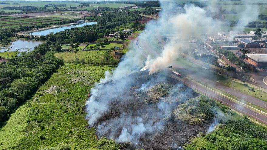 Veja imagens aéreas do incêndio em vegetação na PRc-467