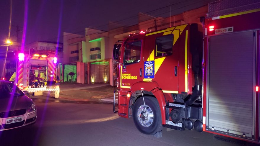 Sobrado é danificado pelo fogo em Cascavel