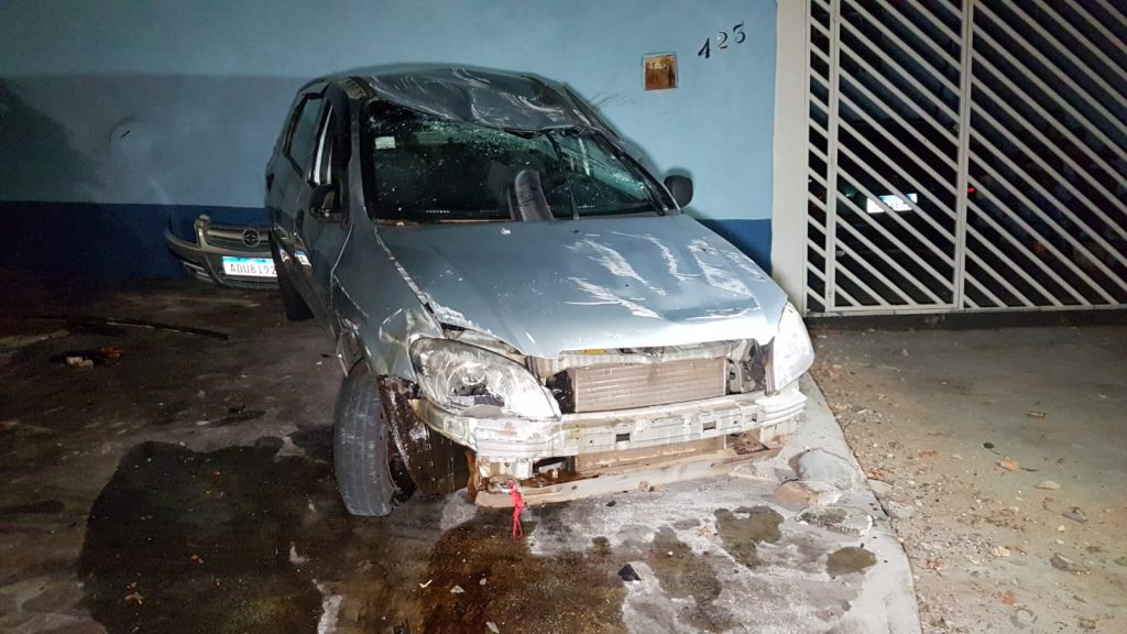 Condutor perde o controle da direção e capota o Celta, no bairro Santo Onofre