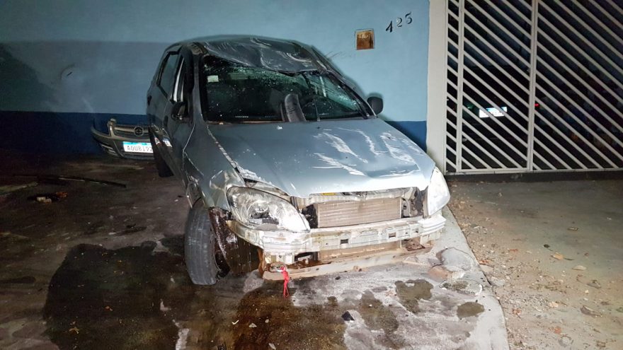 Condutor perde o controle da direção e capota o Celta, no bairro Santo Onofre