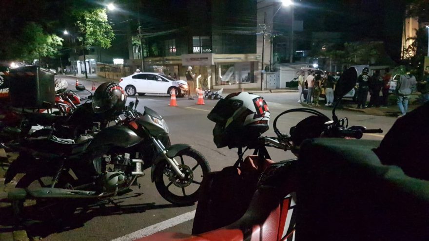 Entregadores se reúnem no local da colisão, em solidariedade ao colega gravemente ferido