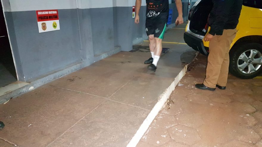 Condutor é preso em flagrante por embriaguez após colidir veículo em árvore, no centro