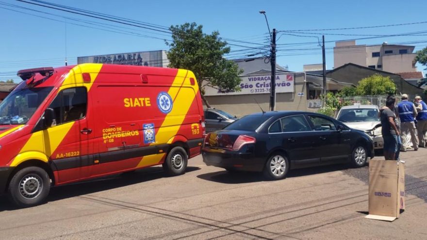 Colisão de trânsito é registrada na Rua Jacarezinho