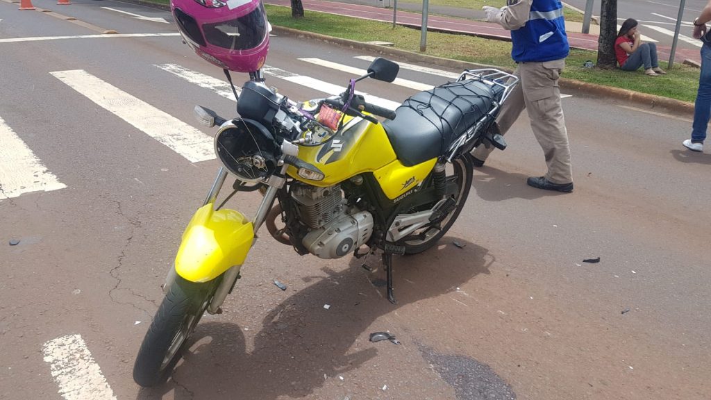 Motociclista fica ferida em colisão no Santo Onofre