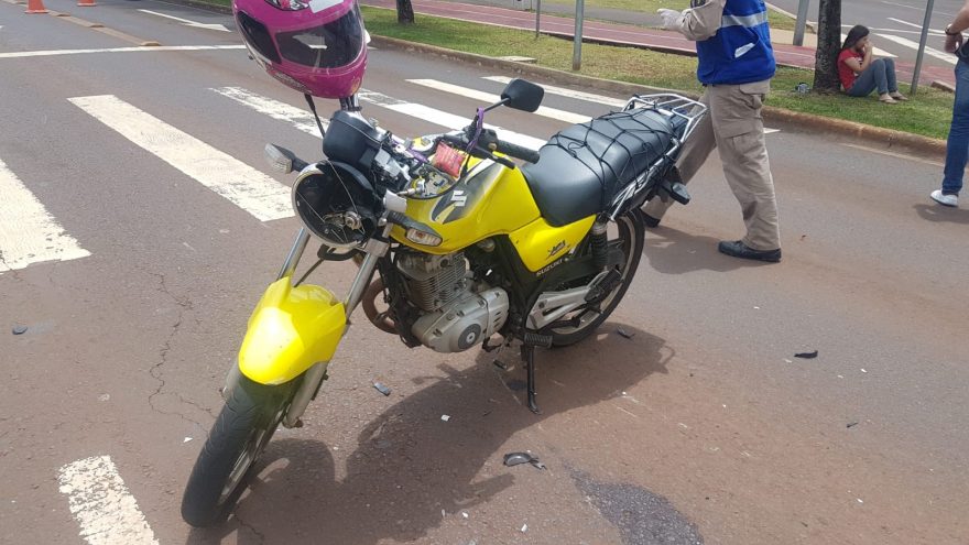 Motociclista fica ferida em colisão no Santo Onofre