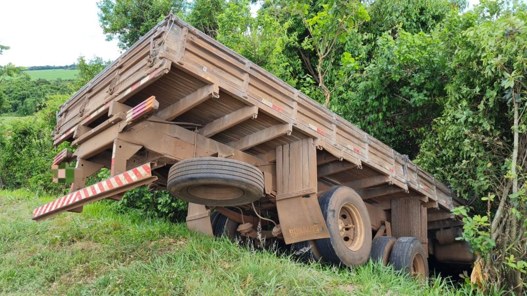 Caminhão se perde na rodovia BR-369 e invade uma área de mata