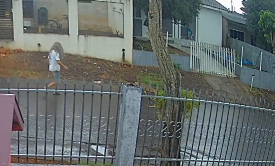 De peruca, suspeito por furto é visto adentrando residência