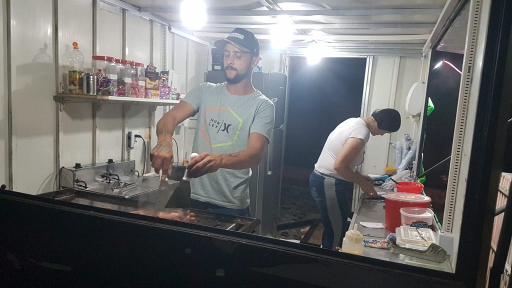Depois de muita luta, casal enfim inaugura trailer de lanche que havia sido destruído em incêndio Depois de muita luta, casal enfim inaugura trailer de lanche que havia sido destruído em incêndio