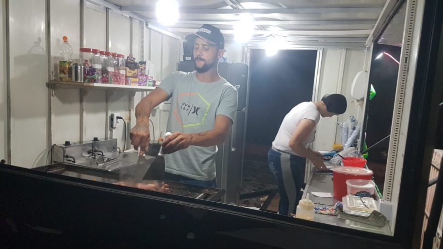 Depois de muita luta, casal enfim inaugura trailer de lanche que havia sido destruído em incêndio