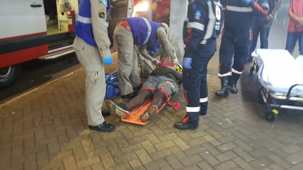 Homem é esfaqueado e pede socorro em estabelecimento na Rua Jorge Lacerda Homem é esfaqueado e pede socorro em estabelecimento na Rua Jorge Lacerda