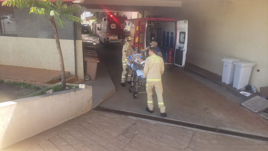 Homem sofre entorse no joelho e é socorrido pelo Siate