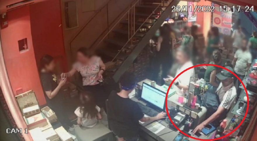 Na mão grande! Ladrão furta celulares em loja movimentada no JL