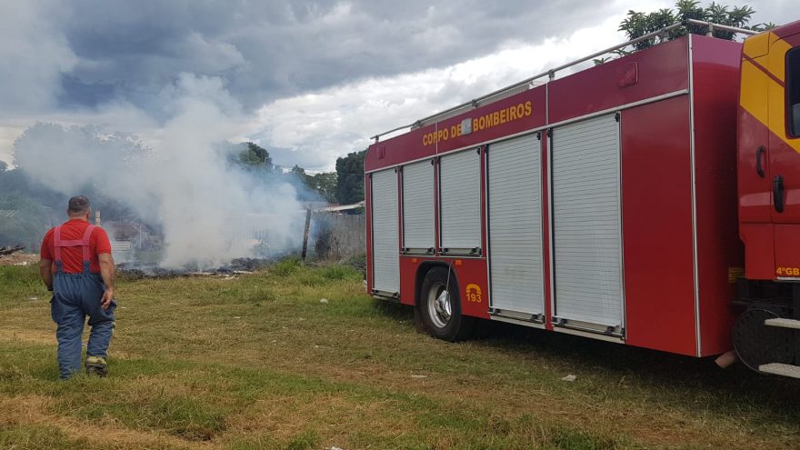 Queima de lixo mobiliza Corpo de Bombeiros no Pioneiros Catarinenses