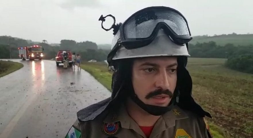 De acordo com o Tenente dos Bombeiros, vítimas foram ejetadas em capotamento na PR-180