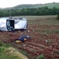 Imagem referente a Um homem e uma mulher morreram após capotamento na PR-180