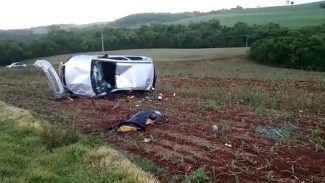 Um homem e uma mulher morreram após capotamento na PR-180
