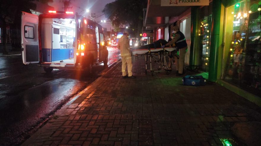 Homem sofre contusão após cair de motocicleta no Centro