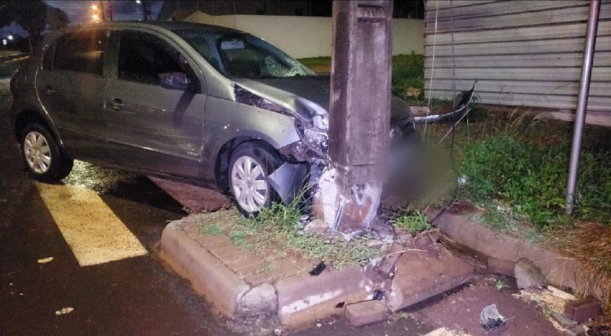 Poste elétrico fica danificado após colisão no Bairro Alto Alegre