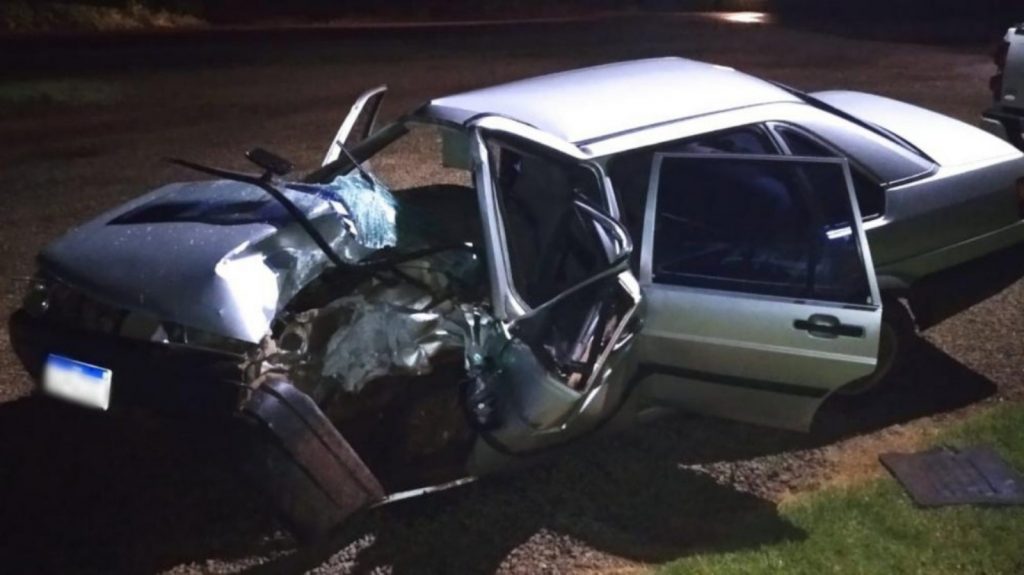 Condutor fica ferido ao colidir carro em poste, em Nova Santa Rosa