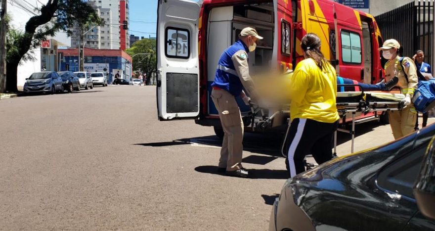 Mulher fica ferida após cair de escada no Centro