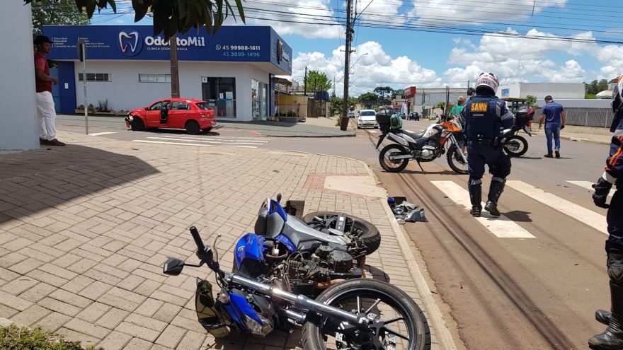 Motociclista tem lesão grave após colisão com carro no Guarujá