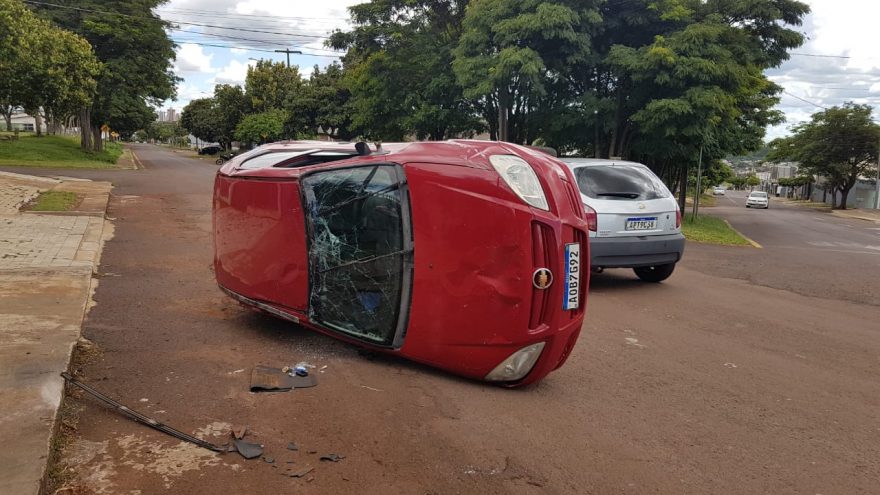 Celta capota após colisão com Fox no Bairro Canadá