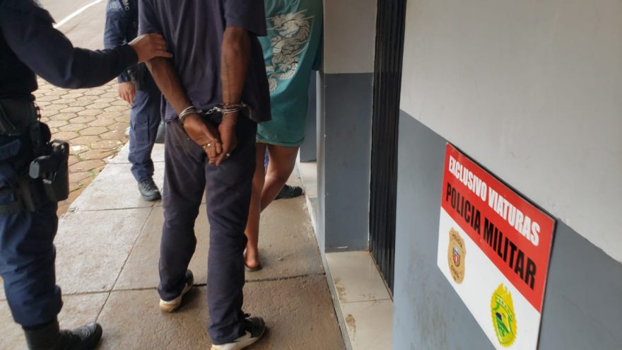 Após tentarem jogar drogas em bueiro, dupla é detida no Centro