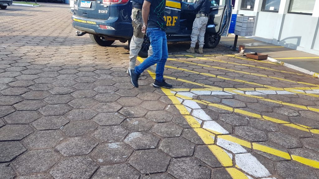 Homem é detido com arma de fogo e munições na BR-277