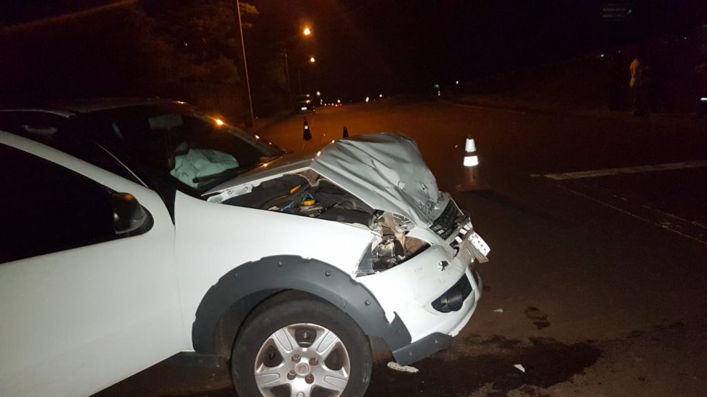 Forte colisão frontal entre caminhonete e caminhão é registrada na marginal da PRc-467