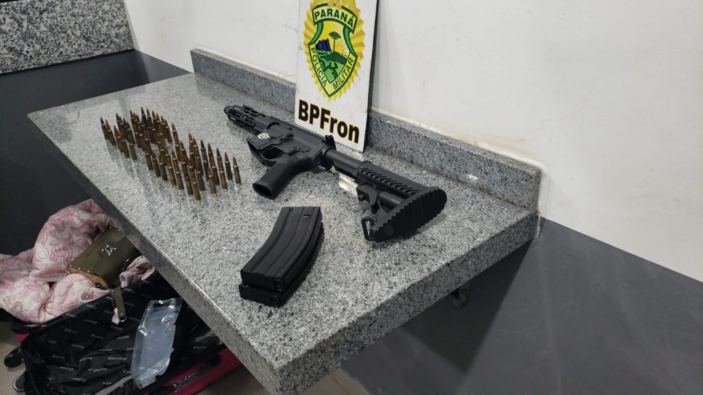 Jovem é detida com fuzil com dois carregadores municiados na Rodoviária de Cascavel