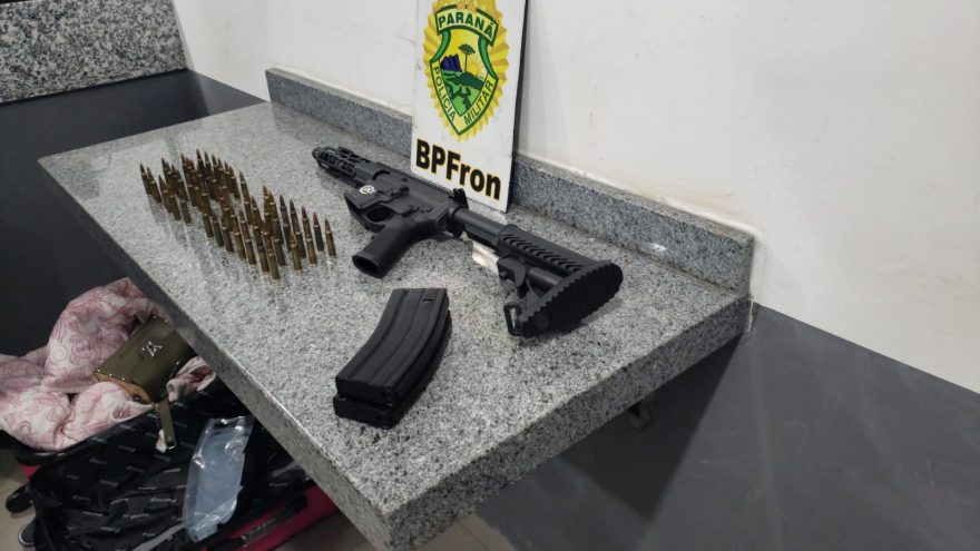 Jovem é detida com fuzil com dois carregadores municiados na Rodoviária de Cascavel
