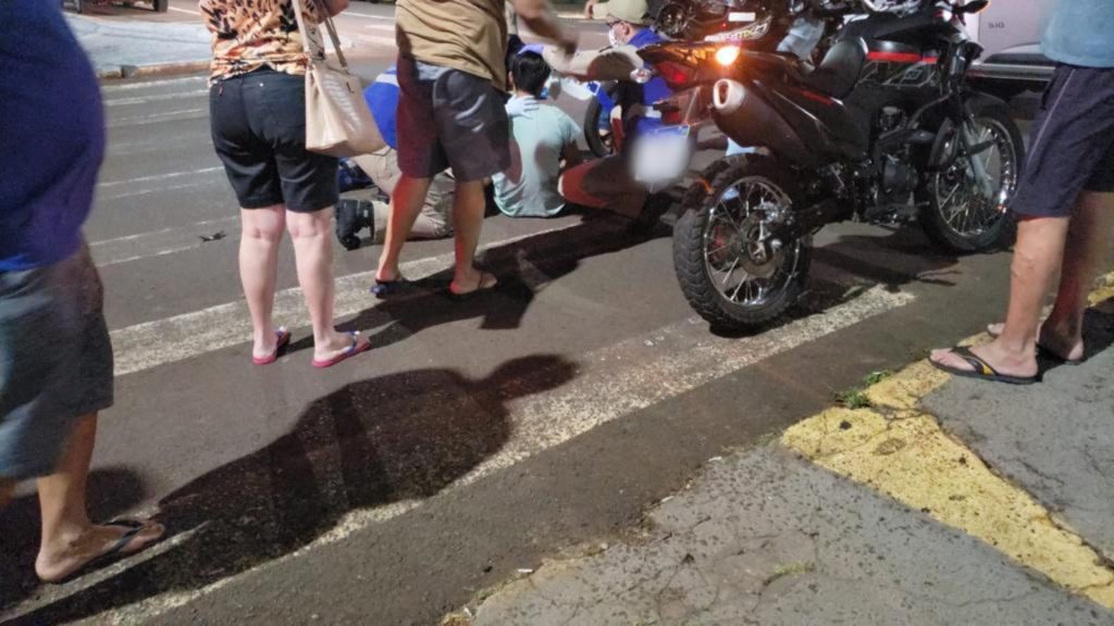 Motoboy fica ferido em colisão no Centro