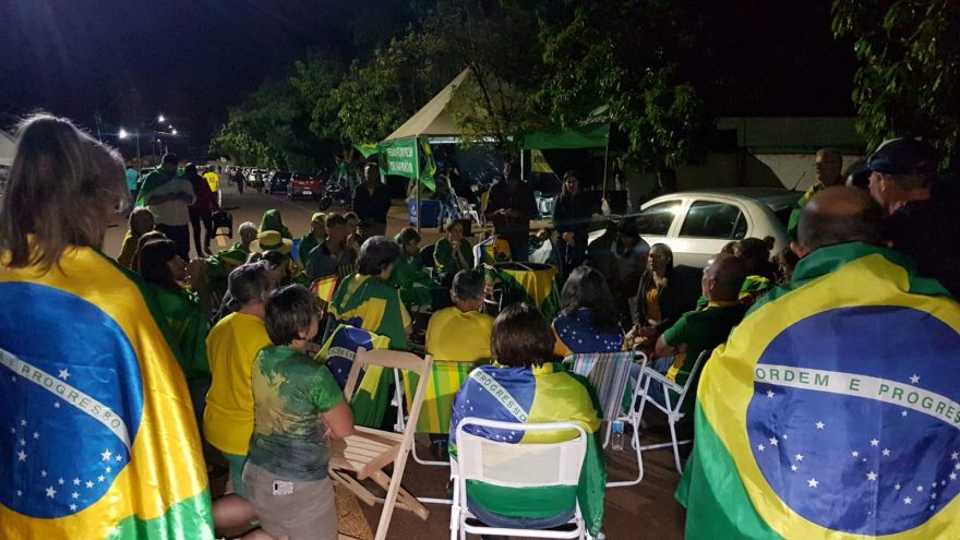 Manifestantes oram por um Brasil melhor em frente ao Exército em Cascavel