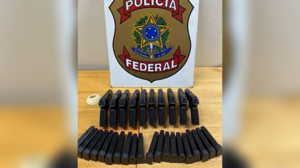 Duas mulheres são detidas acusadas de tráfico internacional de armas na rodoviária de Foz