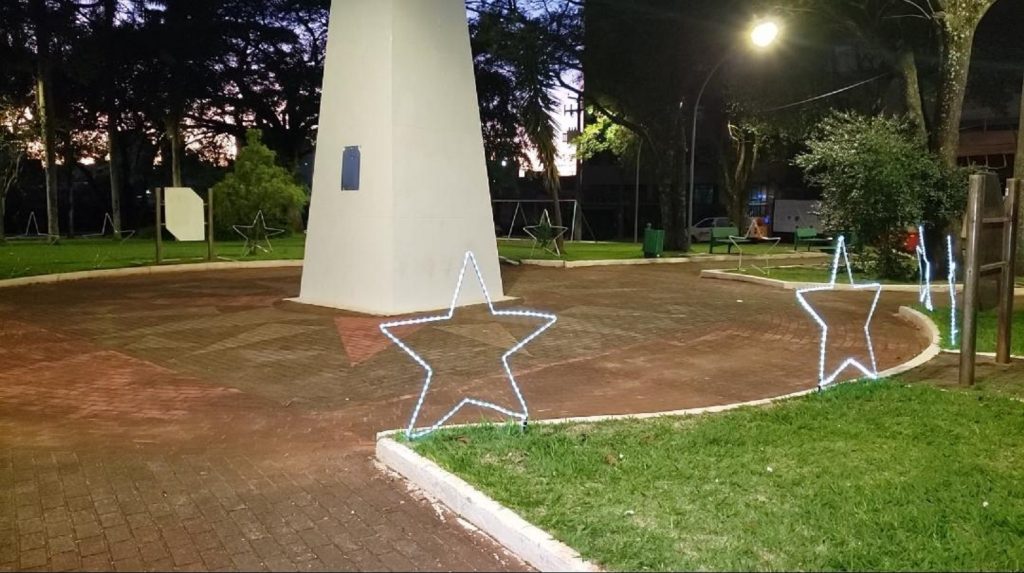 Decoração natalina é alvo de furto de fios na Praça Getúlio Vargas