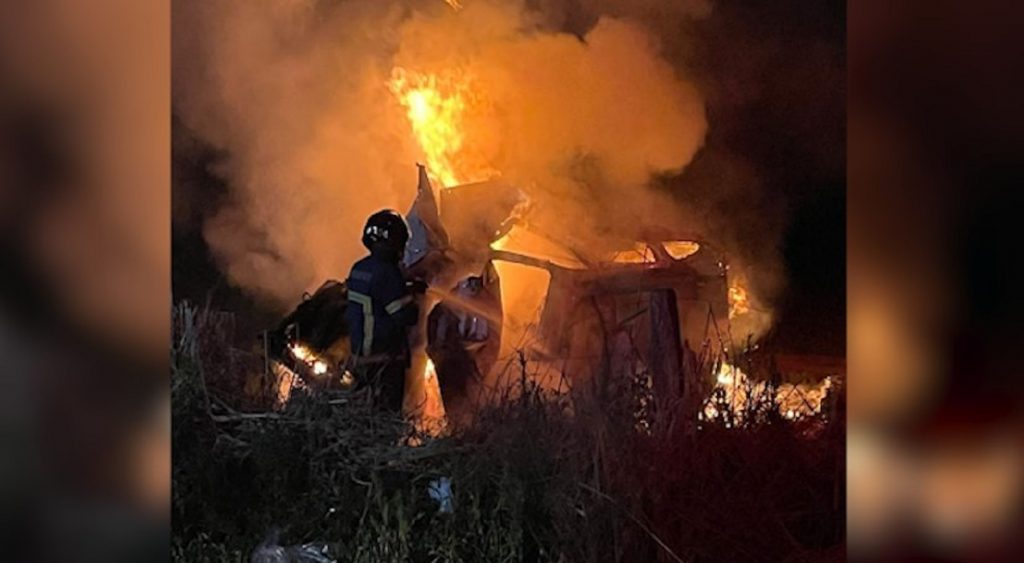 Carro carregado de cigarros capota, pega fogo e rapaz morre carbonizado entre Guaíra e Terra Roxa