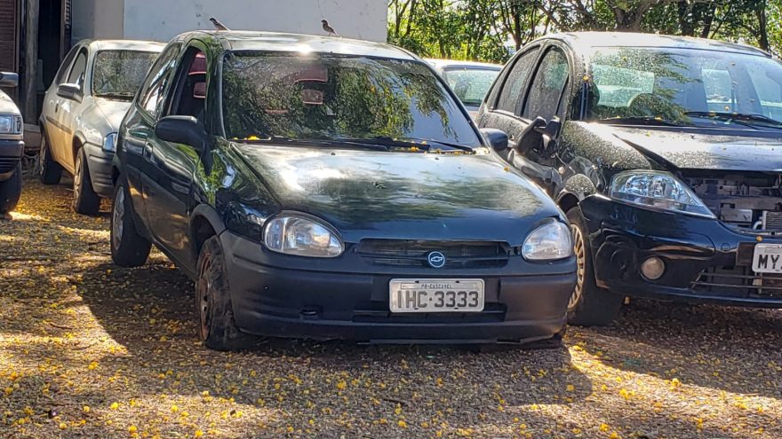 Com pneus dianteiro destruído, carro furtado é levado à Delegacia