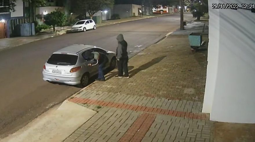 Mesmo em frente a câmeras, ladrões abrem carro e furtam notebook