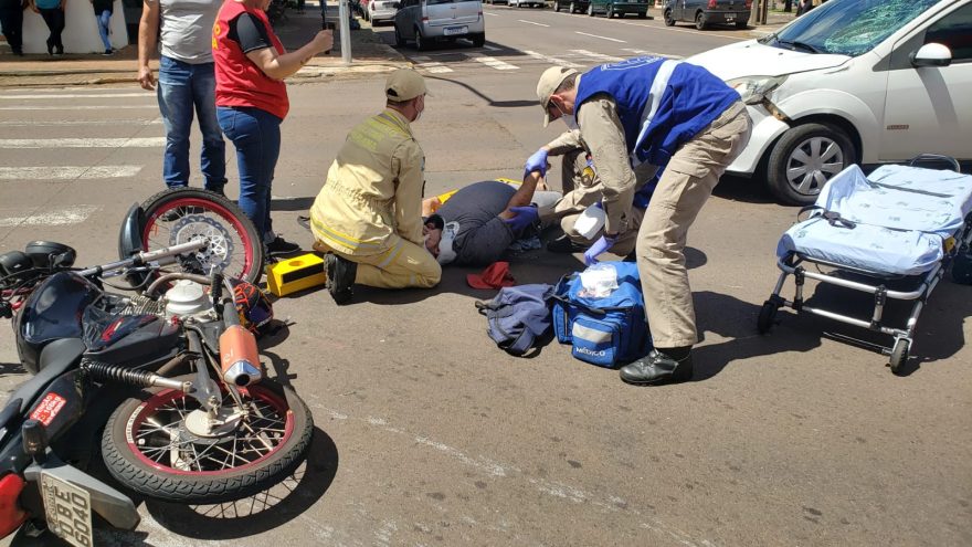 Motociclista voa em para-brisas de carro e precisa ser socorrido pelo Siate