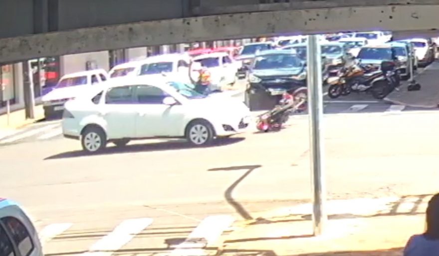 Vídeo mostra motociclista sendo jogado contra carro em colisão no Centro