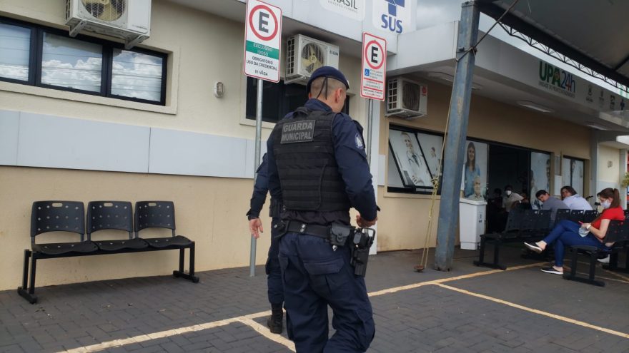 Homem armado com faca ameaça servidores e pacientes na UPA Brasília