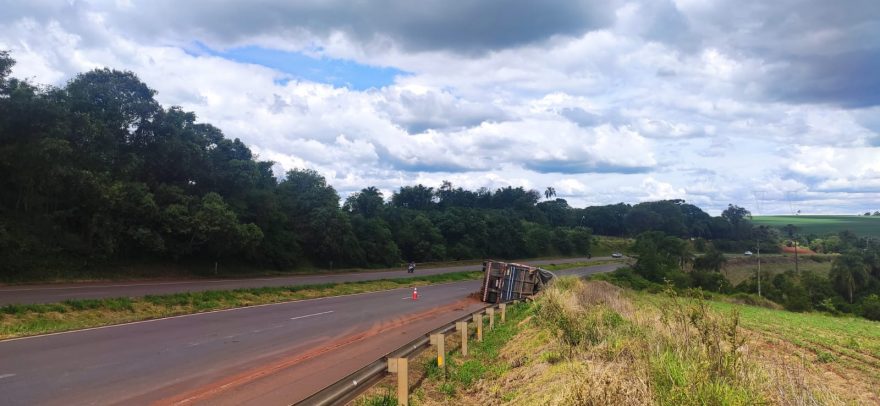 Em menos de 24h carreta tomba duas vezes na BR-467