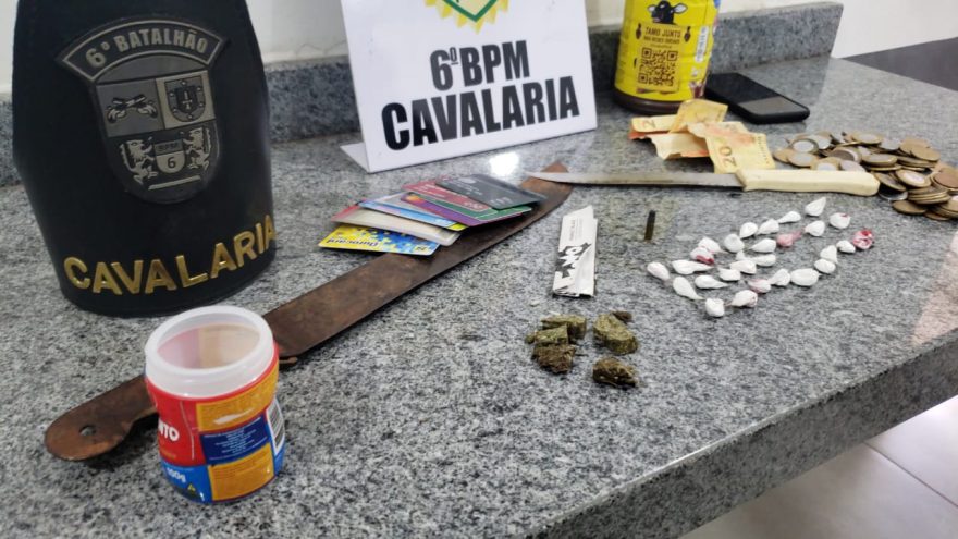 Indivíduos em posse de entorpecentes são detidos pela Cavalaria