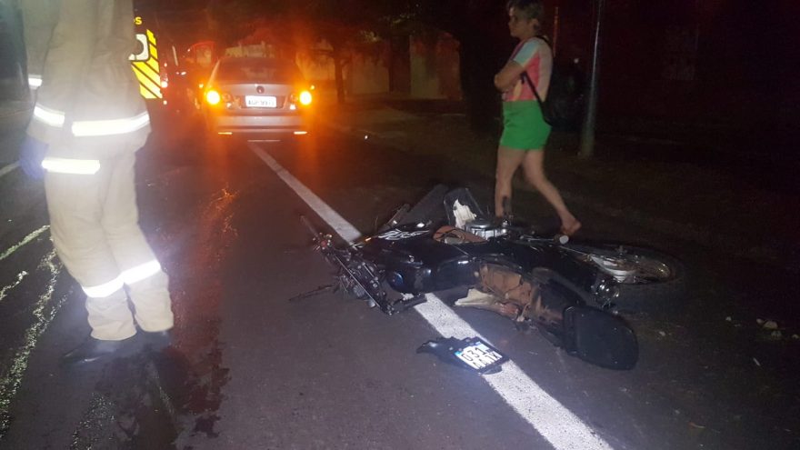 Siate é chamado em forte colisão entre carro e moto, mas motociclista se evade do local