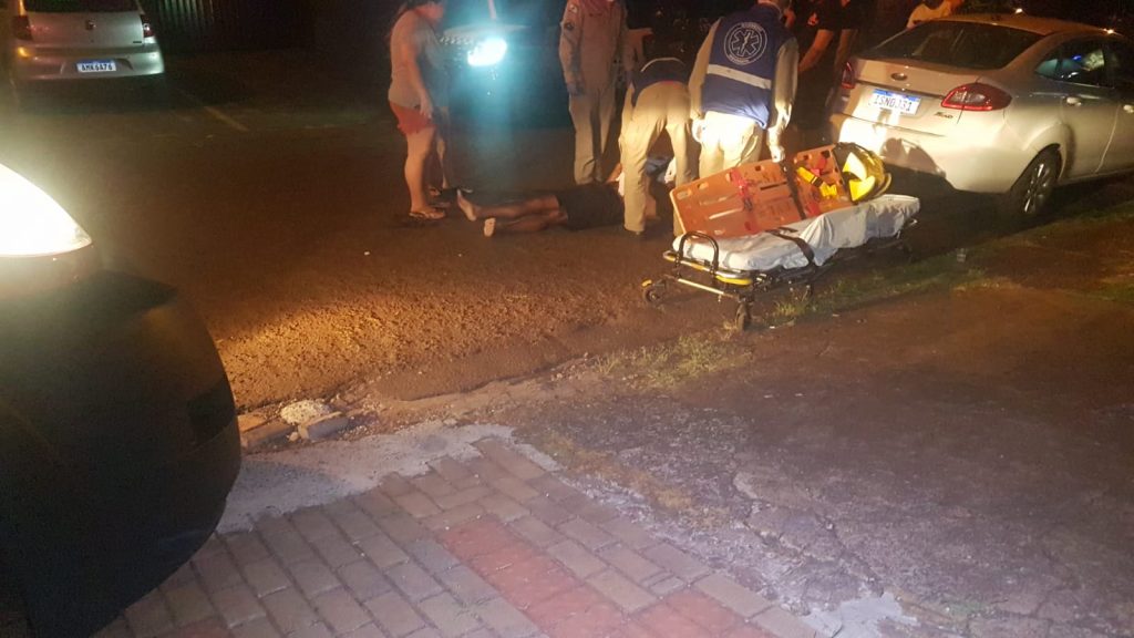 Homem é empurrado por suspeito de invadir residência e fica ferido