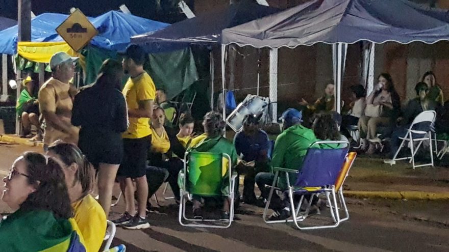 Manifestantes seguem unidos em frente à unidade do Exército em Cascavel